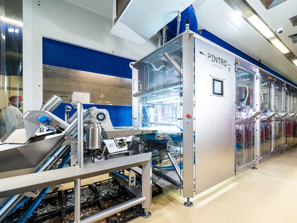 Wereldprimeur: volautomatische brochettemachine met behulp van robots 1