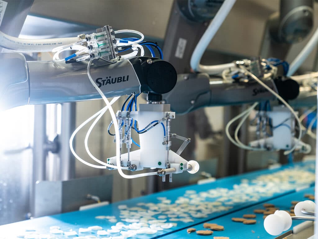 Wereldprimeur: volautomatische brochettemachine met behulp van robots 2