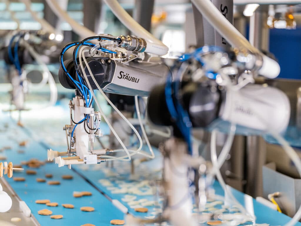 Wereldprimeur: volautomatische brochettemachine met behulp van robots 3