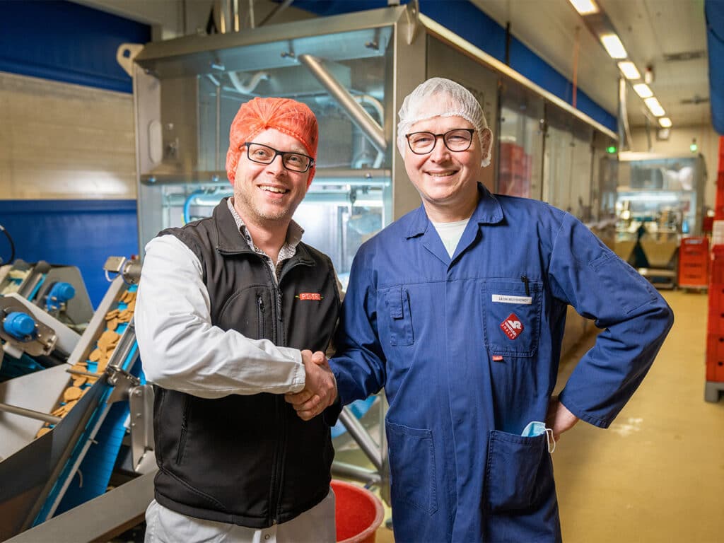 Wereldprimeur: volautomatische brochettemachine met behulp van robots 5