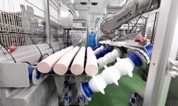 Zesassige robot automatiseert worstenproductie 11